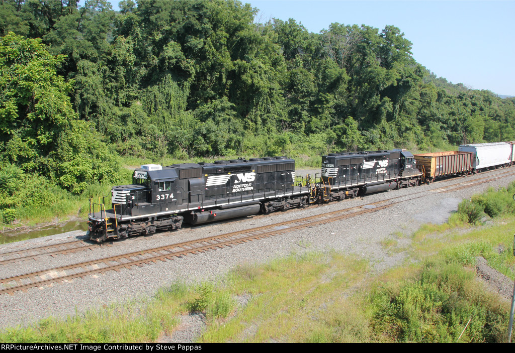 NS 3374 leads train H53 into Enola yard